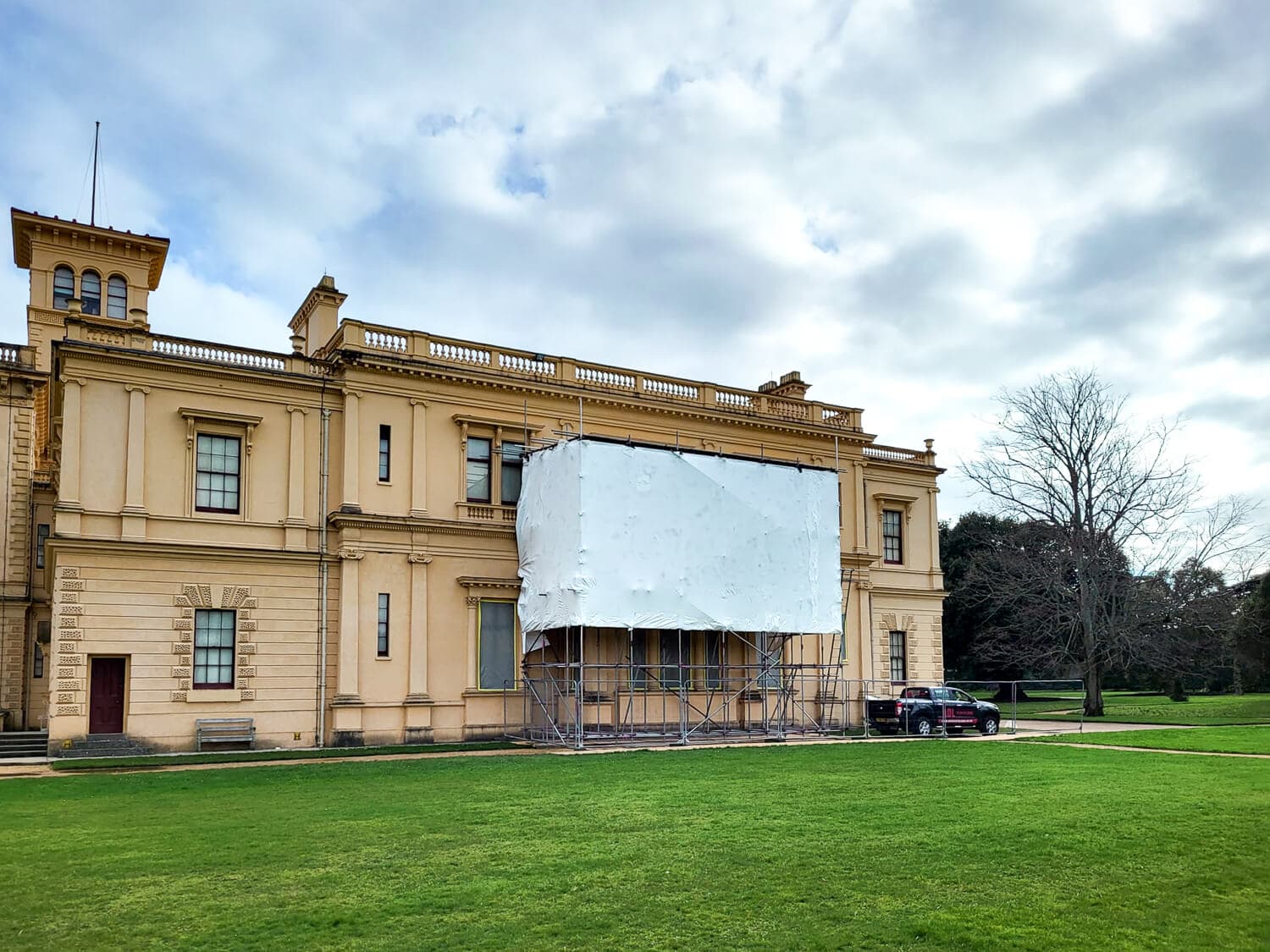Shrink-wrap scaffold enclosure on a grand country house on the Isle of Wight